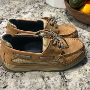 Sperry shoes, very comfortable and nice. 5,5 size.